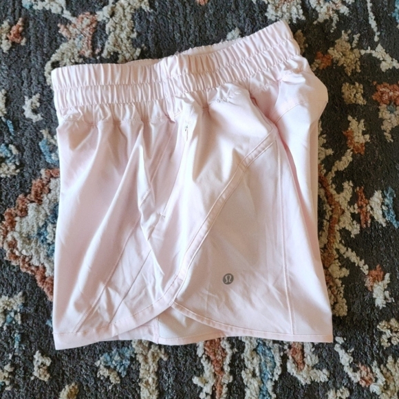 Lululemon Tracker Shorts Strawberry Milkshake - Picture 2 of 7